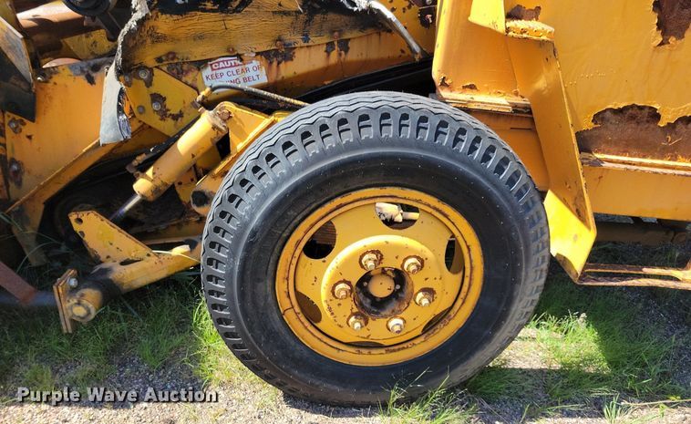 image for item DR4473 1980 Athey 7-12D windrow elevator