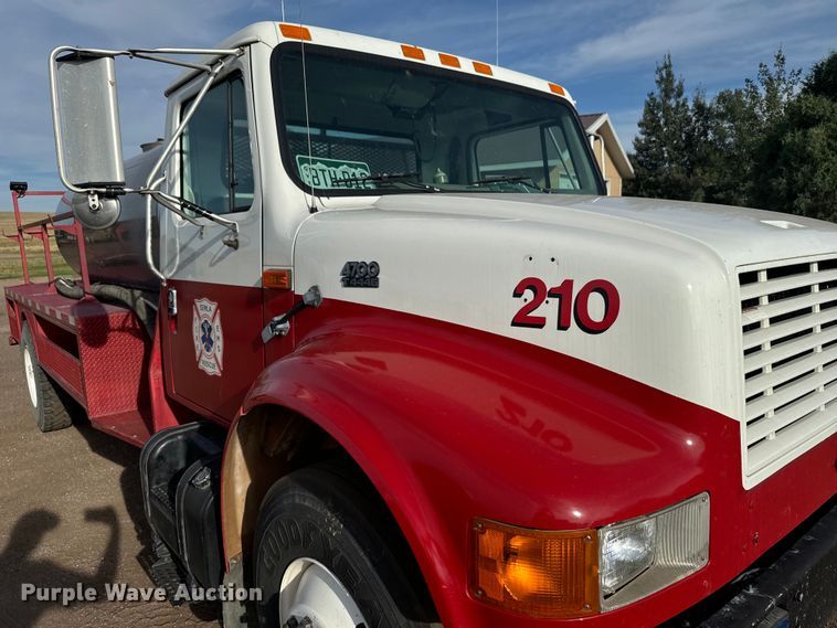 image for item DV2753 1999 International 4700 tanker fire truck
