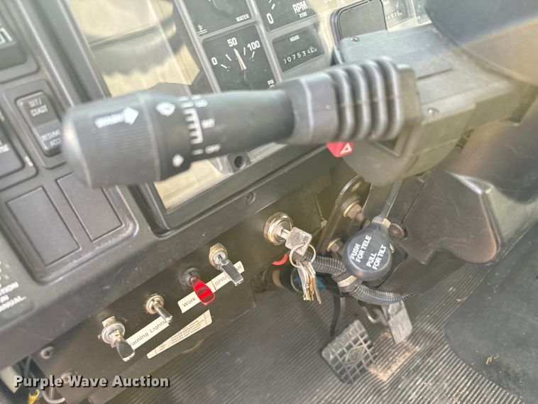 image for item DV2753 1999 International 4700 tanker fire truck