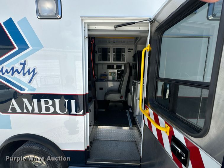 image for item DX1157 2016 Chevrolet  Express 4500 ambulance