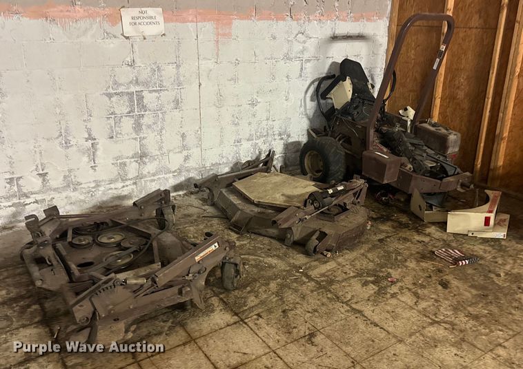 image for item DX1221 (4) Grasshopper 722D ZTR lawn mowers