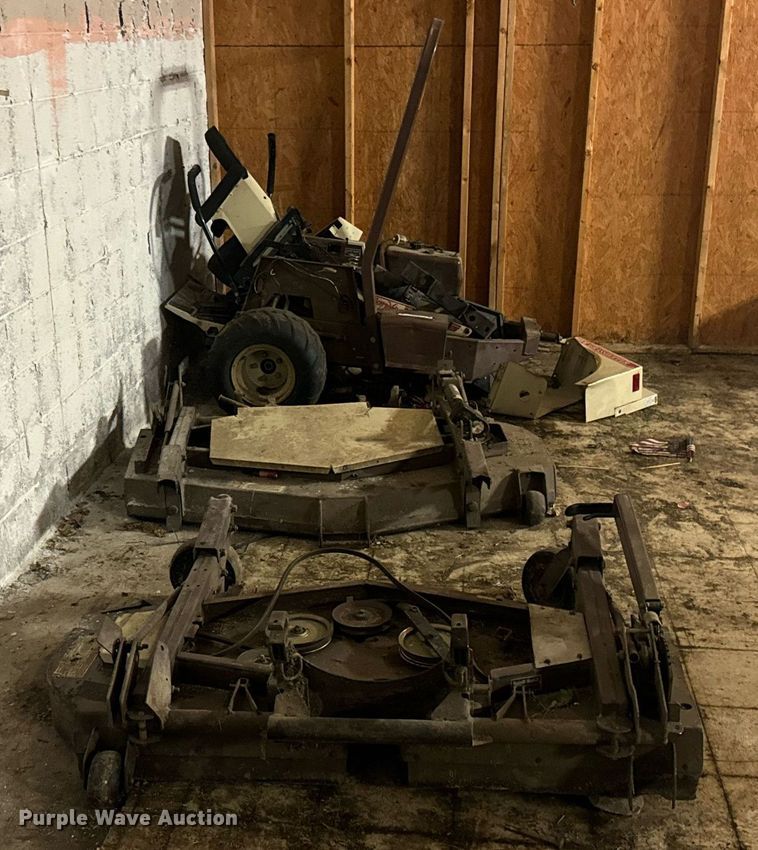 image for item DX1221 (4) Grasshopper 722D ZTR lawn mowers