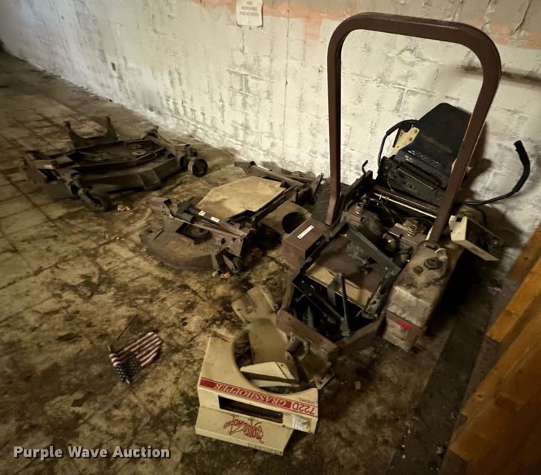 image for item DX1221 (4) Grasshopper 722D ZTR lawn mowers