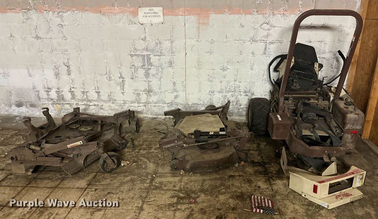 image for item DX1221 (4) Grasshopper 722D ZTR lawn mowers