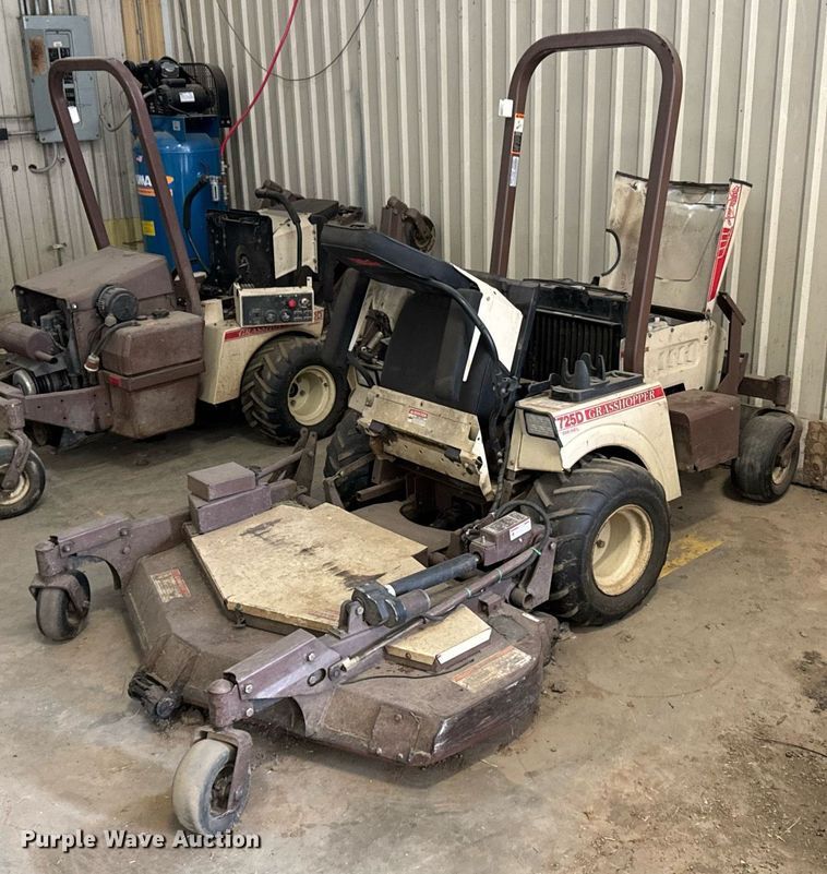 image for item DX1221 (4) Grasshopper 722D ZTR lawn mowers