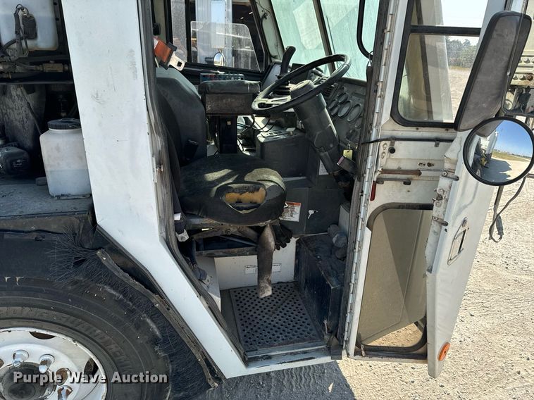 image for item DX1229 2007 Crane Carrier Low Entry refuse truck