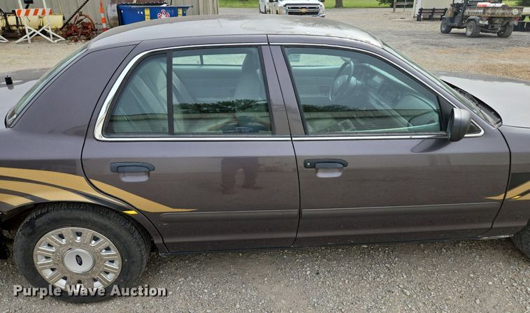 image for item EE8472 2003 Ford Crown Victoria Police Interceptor    