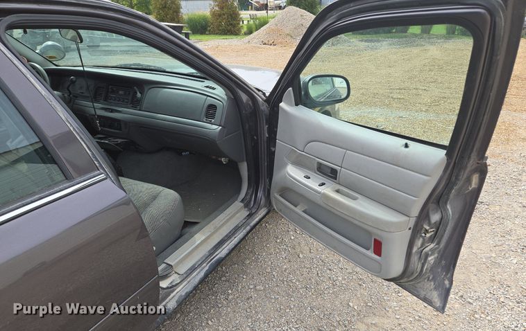 image for item EE8472 2003 Ford Crown Victoria Police Interceptor    