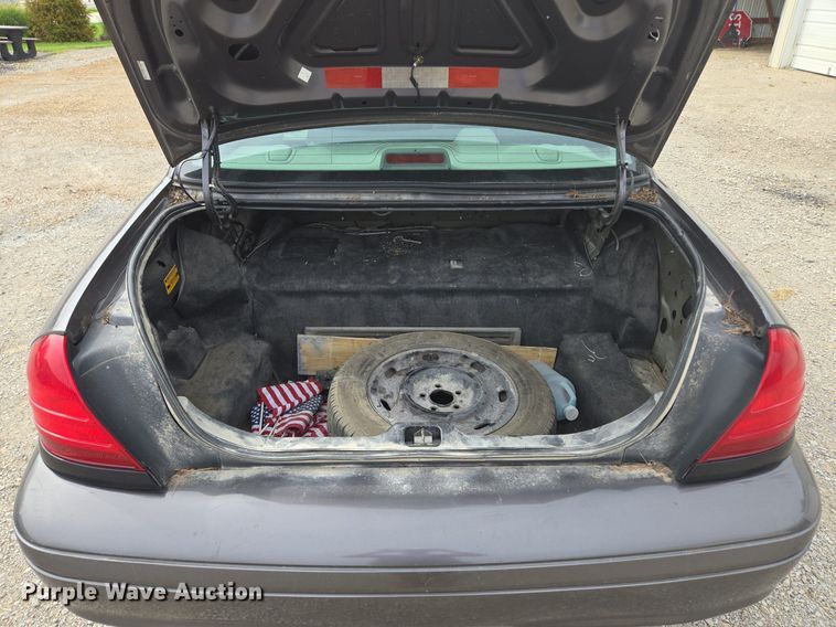 image for item EE8472 2003 Ford Crown Victoria Police Interceptor    