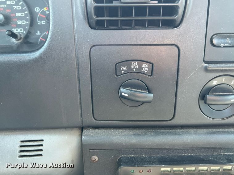 image for item EJ3000 2005 Ford F350 Super Duty XL SuperCab pickup truck