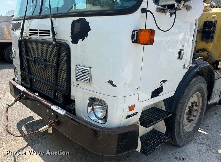 image for item EJ3004 2014 AutoCar Xpeditor refuse truck