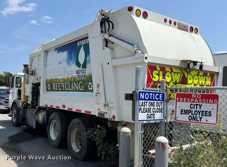 image for item EJ3005 2015 AutoCar Xpeditor refuse truck