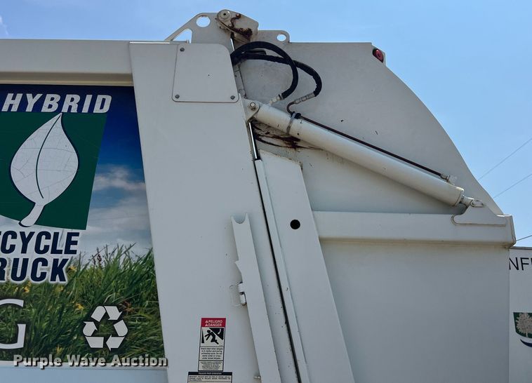 image for item EJ3005 2015 AutoCar Xpeditor refuse truck