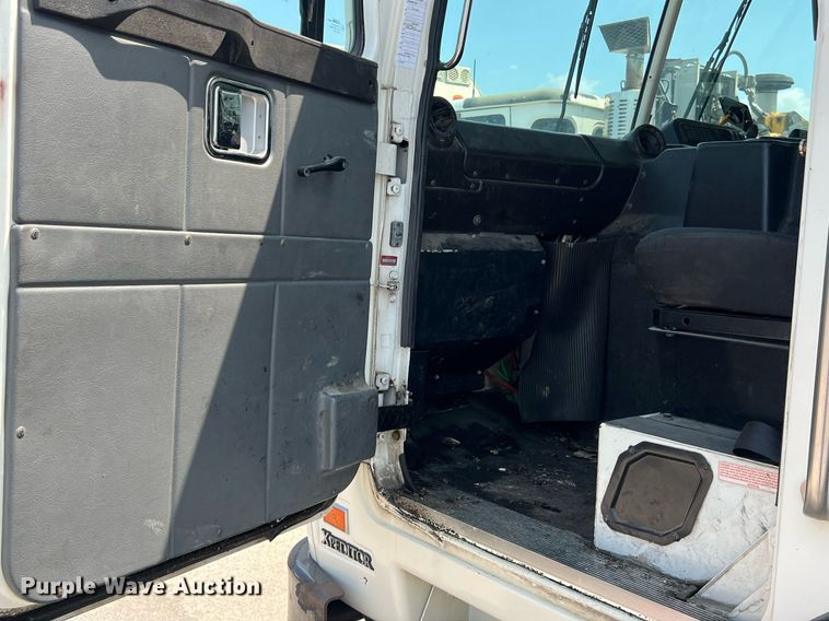 image for item EJ3005 2015 AutoCar Xpeditor refuse truck