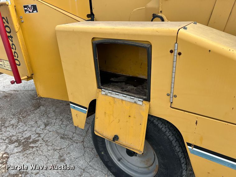 image for item EJ3010 2005 Vermeer BC1000XL wood chipper