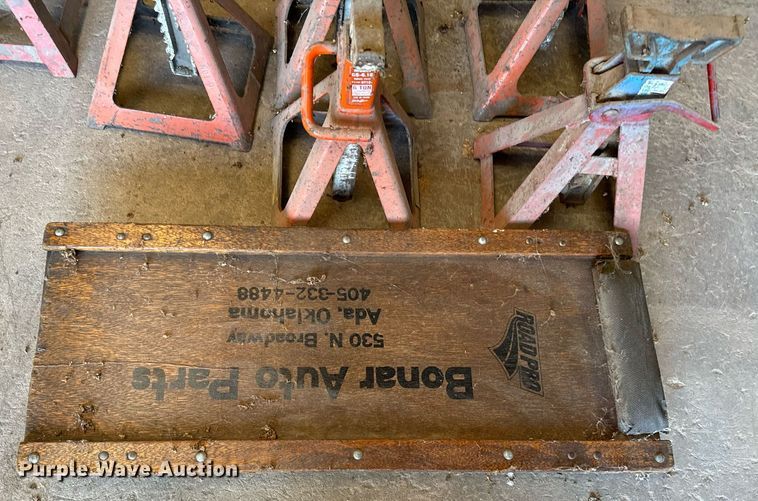 image for item IE9074 Automotive jacks