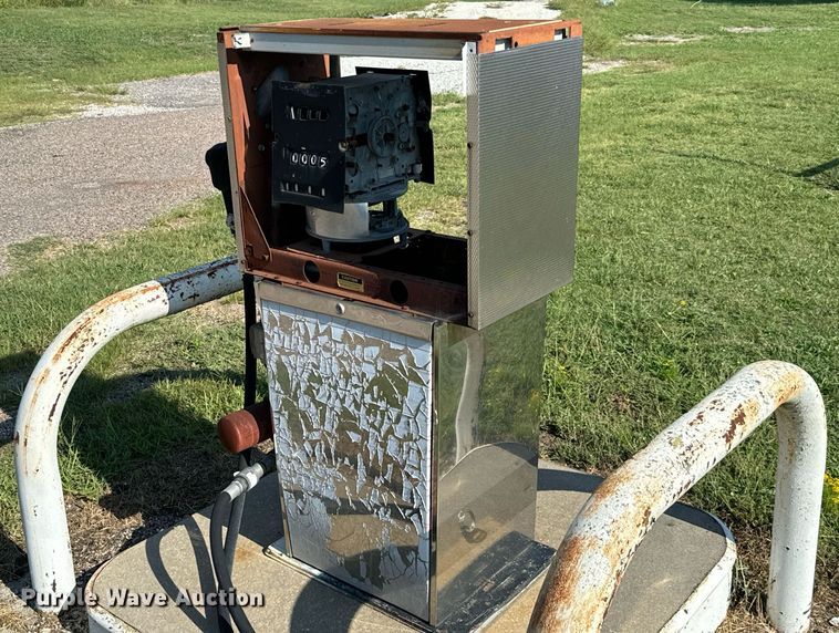 image for item IE9077 (2) gas pumps