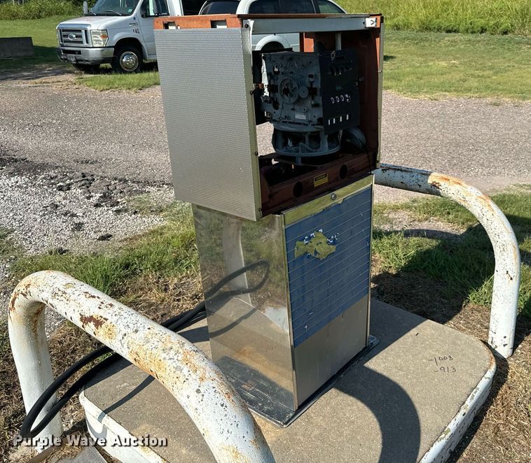 image for item IE9077 (2) gas pumps