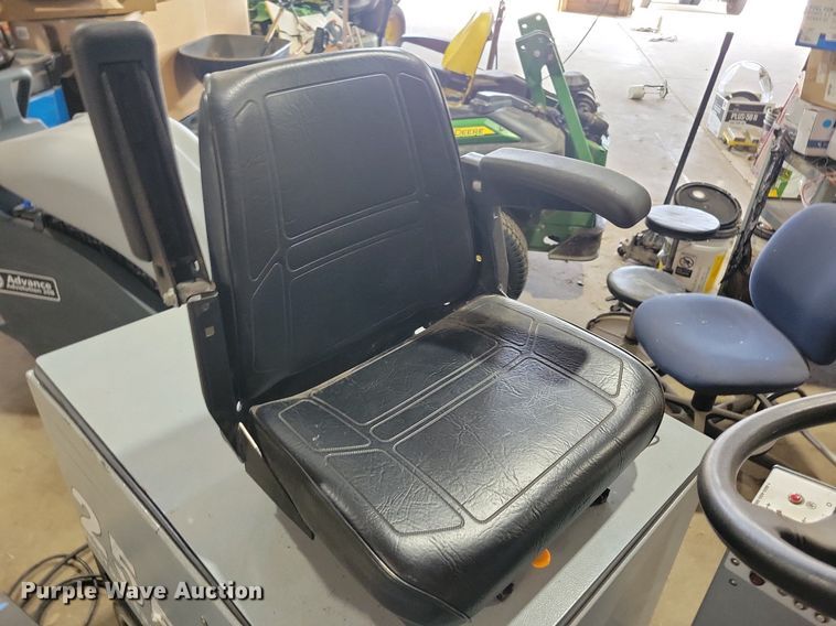 image for item JO9473 Tomcat floor burnisher