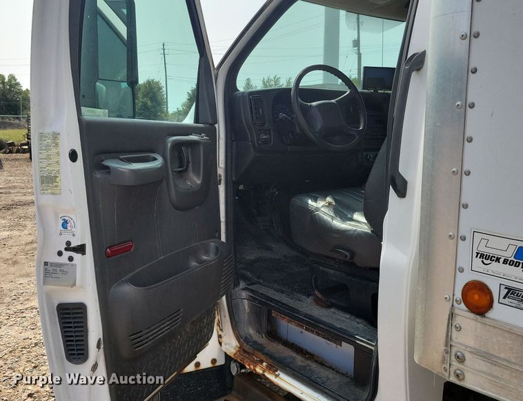 image for item JO9475 2009 GMC C5500 box truck