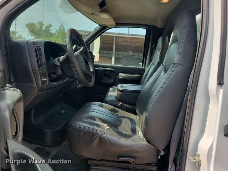 image for item JO9475 2009 GMC C5500 box truck