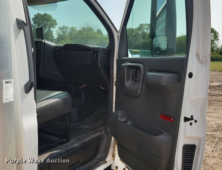 image for item JO9475 2009 GMC C5500 box truck