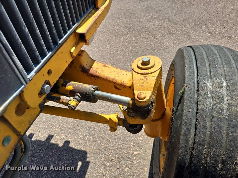 image for item JO9508 1988 John Deere 2355 tractor
