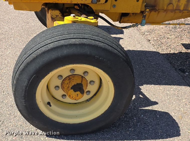 image for item JO9508 1988 John Deere 2355 tractor