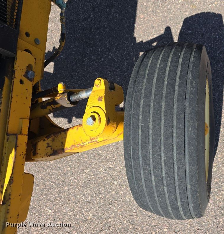 image for item JO9508 1988 John Deere 2355 tractor