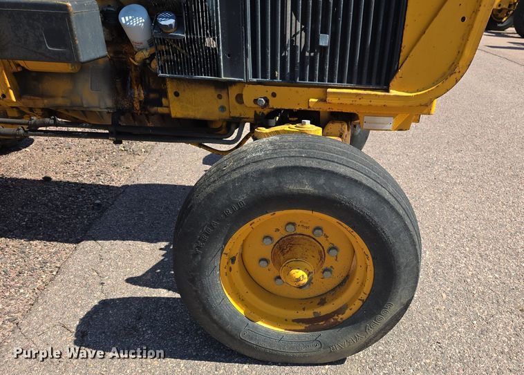 image for item JO9508 1988 John Deere 2355 tractor