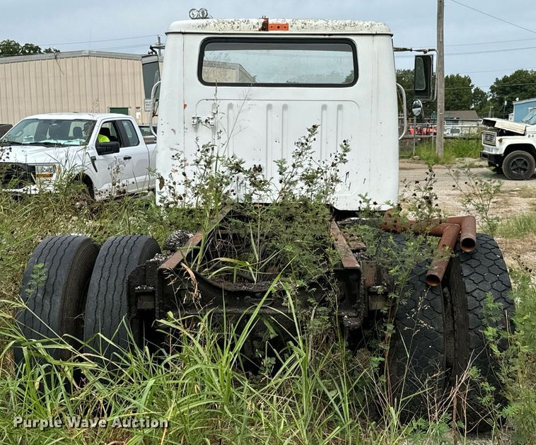 image for item JX9478 1980 International 1925 truck cab and chassis