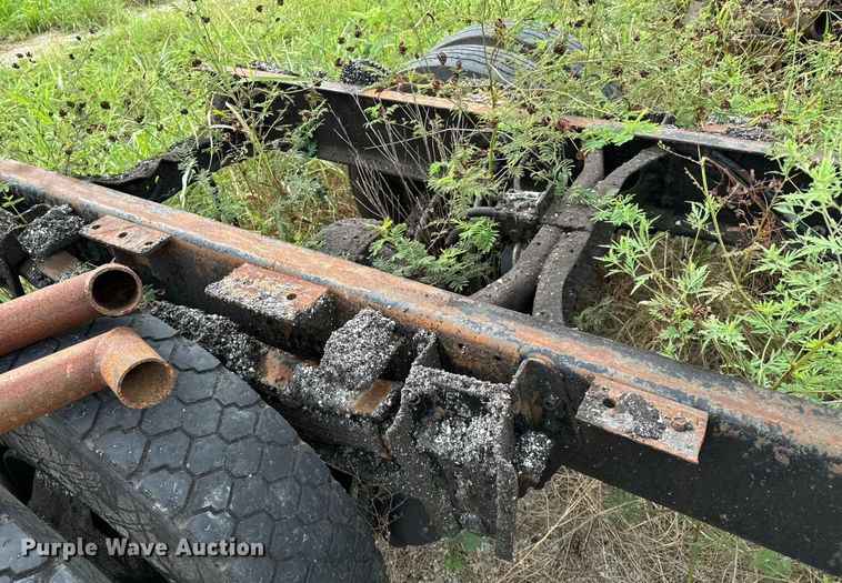 image for item JX9478 1980 International 1925 truck cab and chassis