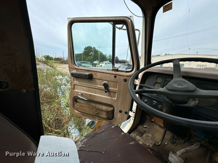 image for item JX9478 1980 International 1925 truck cab and chassis