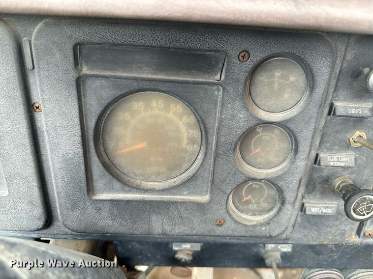 image for item JX9478 1980 International 1925 truck cab and chassis