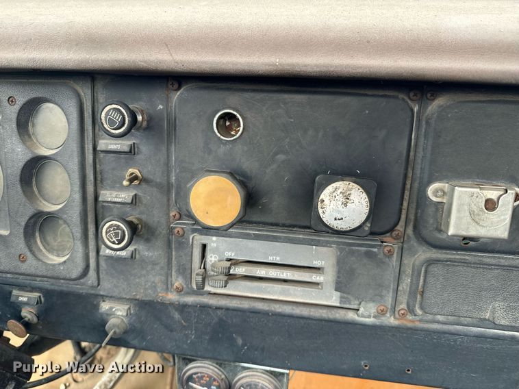 image for item JX9478 1980 International 1925 truck cab and chassis