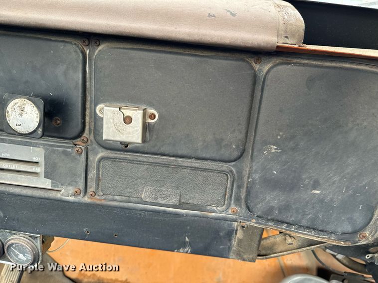 image for item JX9478 1980 International 1925 truck cab and chassis