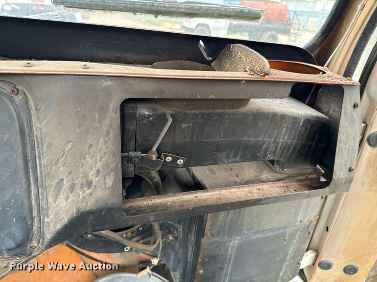 image for item JX9478 1980 International 1925 truck cab and chassis