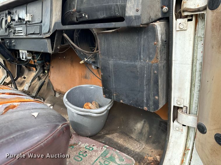 image for item JX9478 1980 International 1925 truck cab and chassis