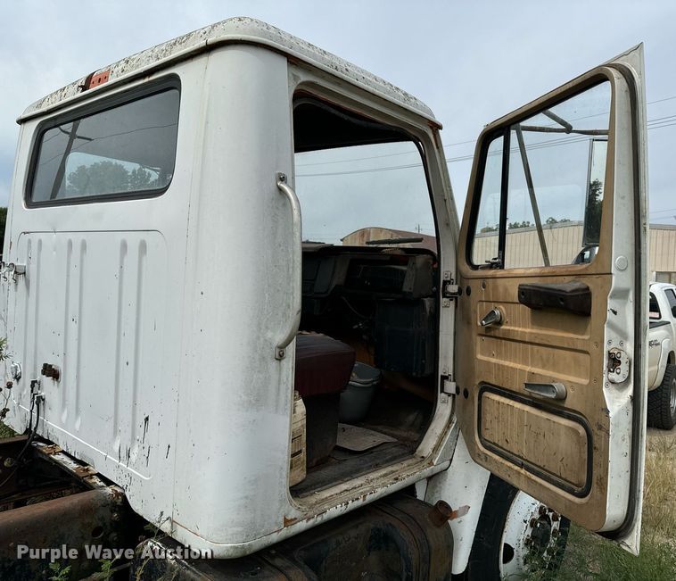 image for item JX9478 1980 International 1925 truck cab and chassis