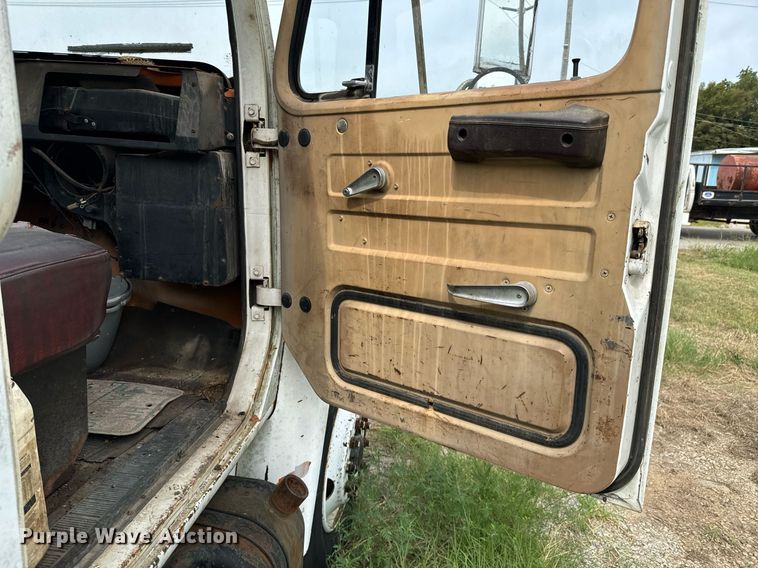 image for item JX9478 1980 International 1925 truck cab and chassis