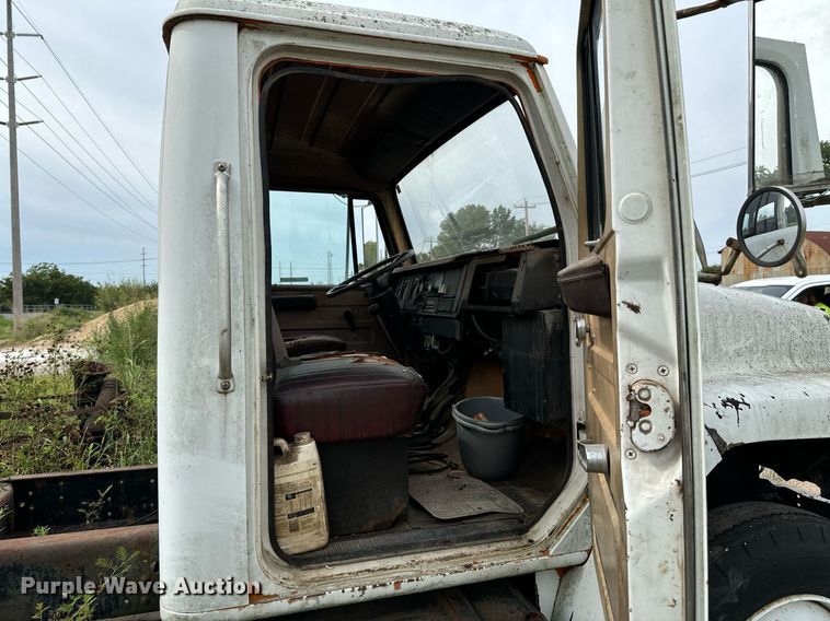 image for item JX9478 1980 International 1925 truck cab and chassis