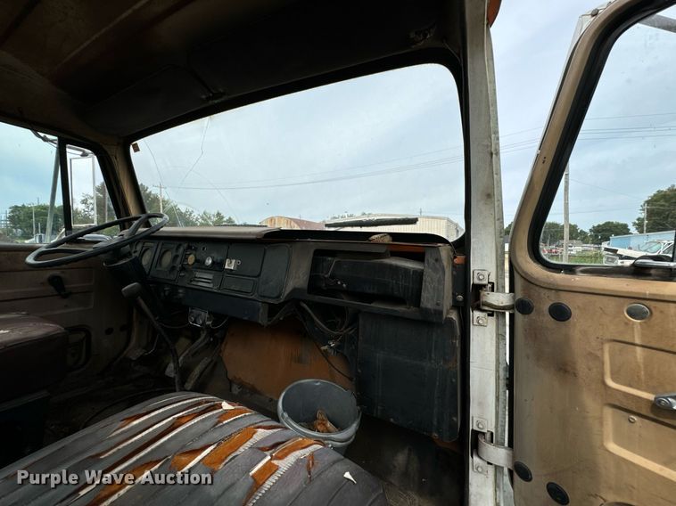 image for item JX9478 1980 International 1925 truck cab and chassis