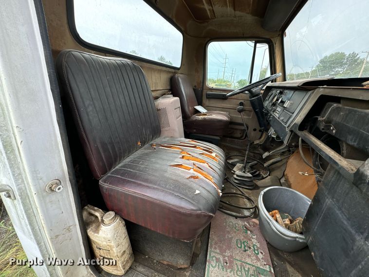 image for item JX9478 1980 International 1925 truck cab and chassis