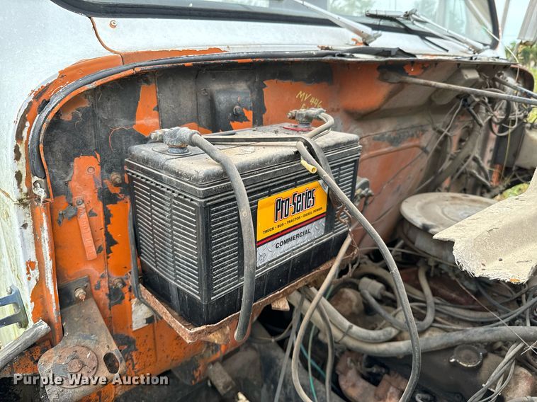 image for item JX9478 1980 International 1925 truck cab and chassis