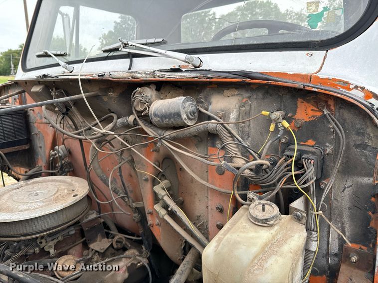 image for item JX9478 1980 International 1925 truck cab and chassis