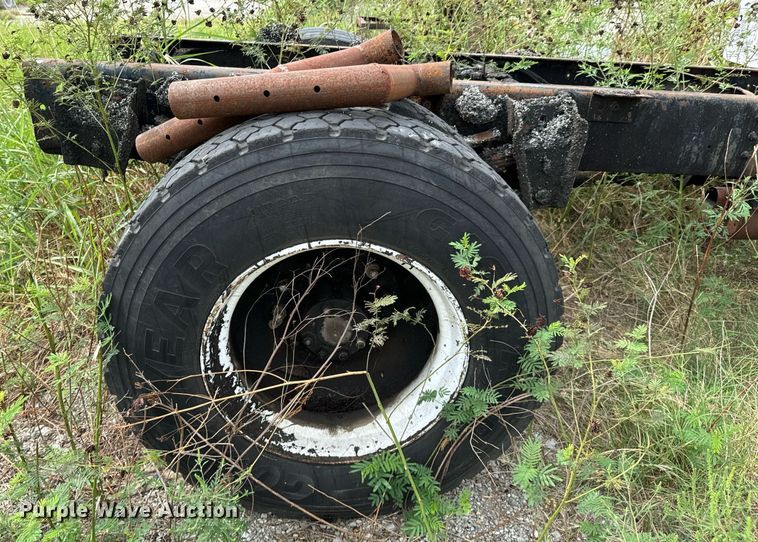 image for item JX9478 1980 International 1925 truck cab and chassis