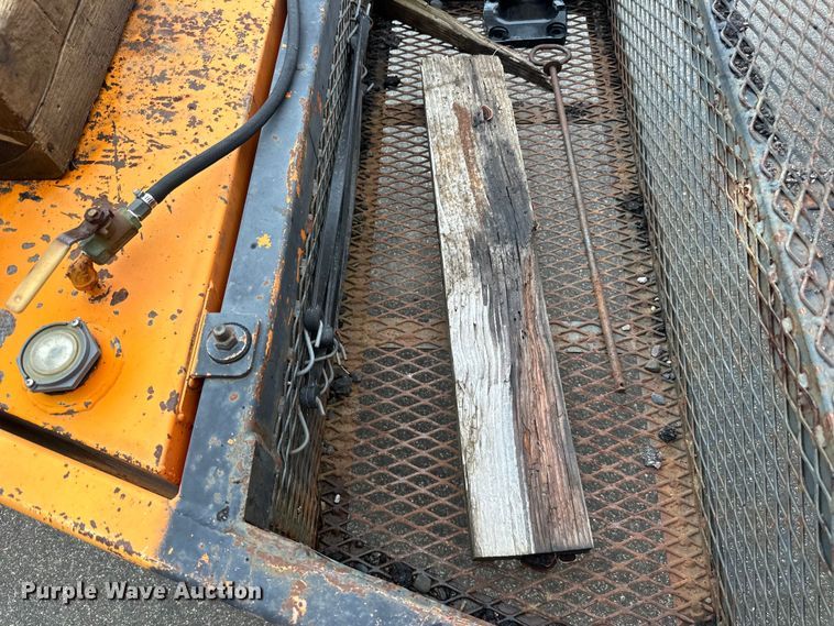 image for item LR9464 2005 Stepp SPH3.0 pot hole patcher