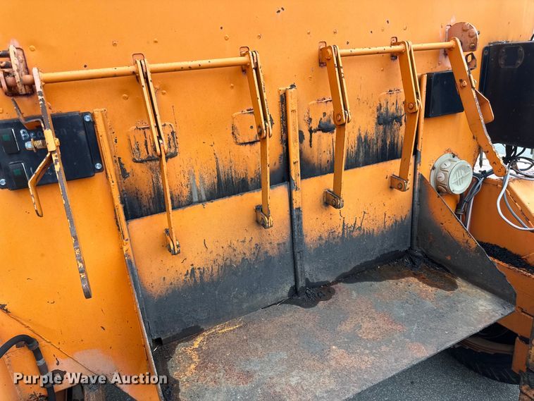 image for item LR9464 2005 Stepp SPH3.0 pot hole patcher