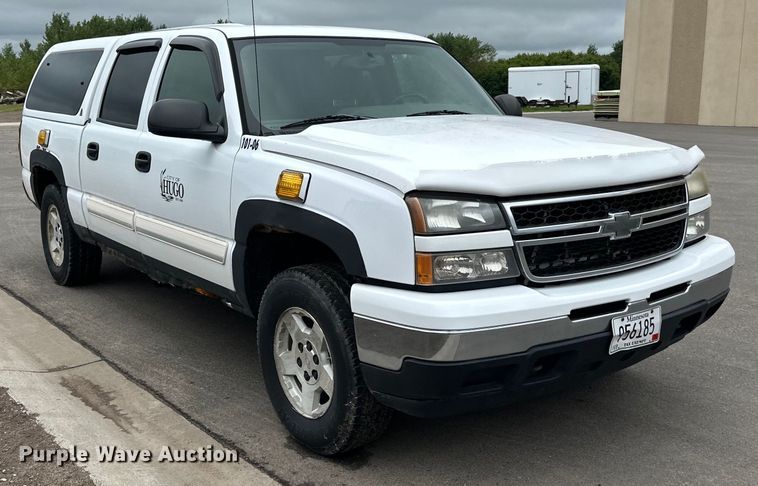 image for item LR9466 2006 Chevrolet  Silverado 1500 Crew Cab pickup truck
