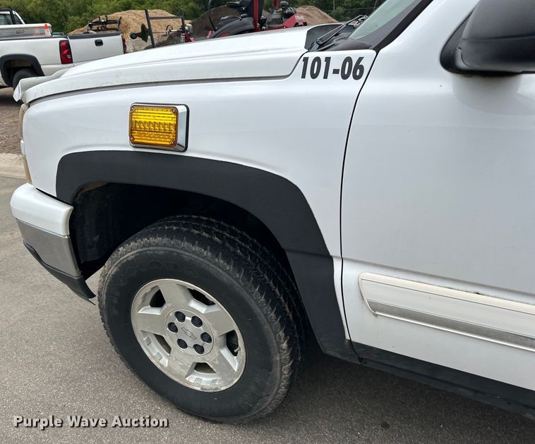 image for item LR9466 2006 Chevrolet  Silverado 1500 Crew Cab pickup truck